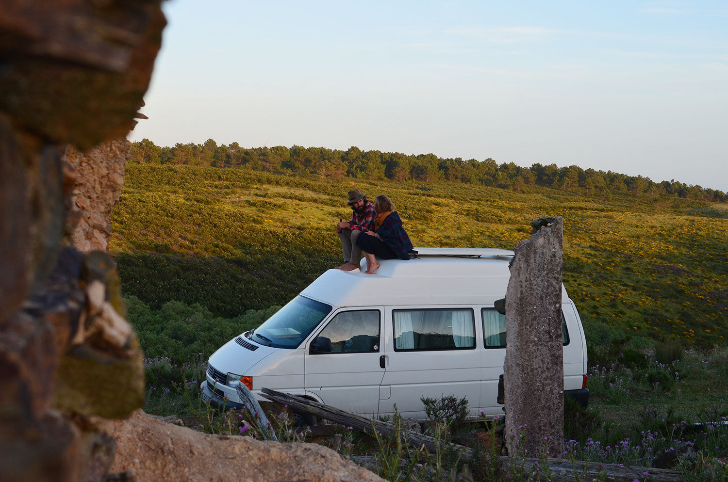 Du suchst eine Lösung für eine autarke Stromversorgung für dein Camper-Van? Was du beachten solltest, wie viel Leistung du benötigst und was die Vor- und Nachteile sind erfährst du von Sina & Carsten.
